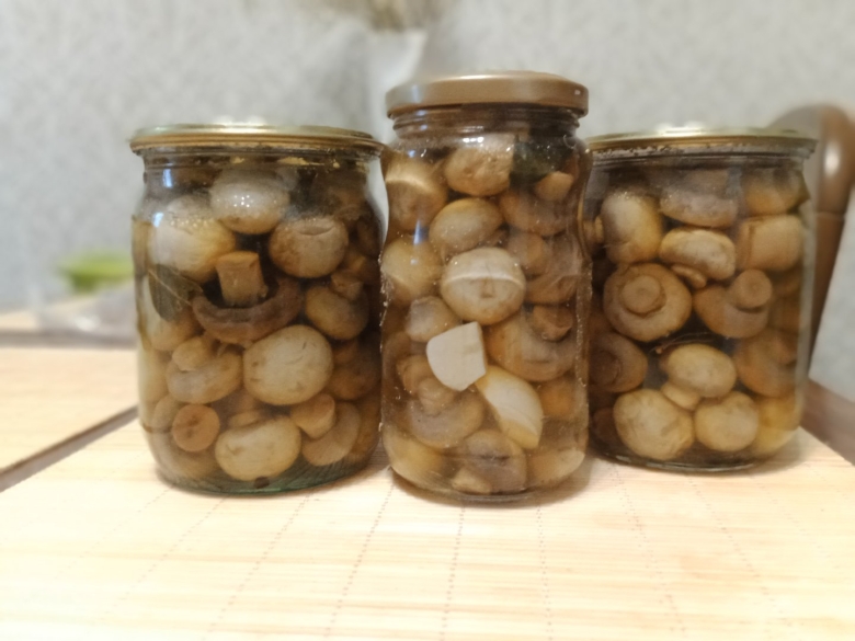 Шампиньоны маринованные в банке