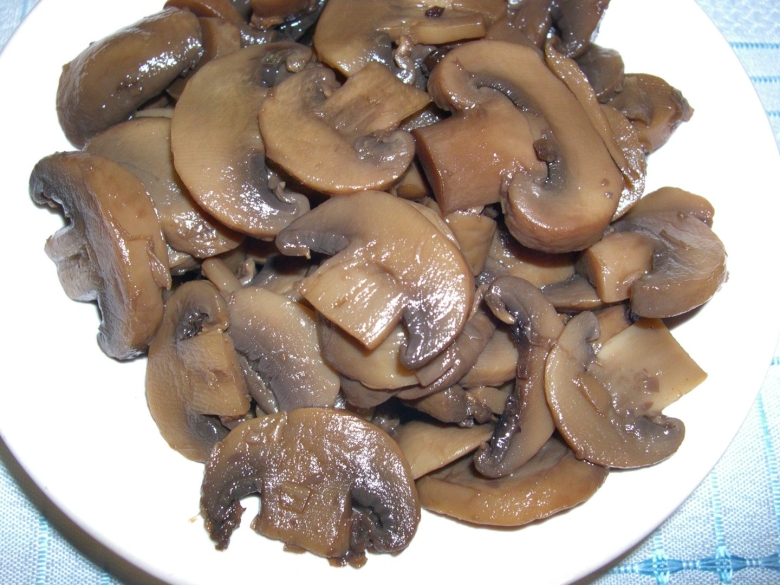 Маринованные шампиньоны нарезанные