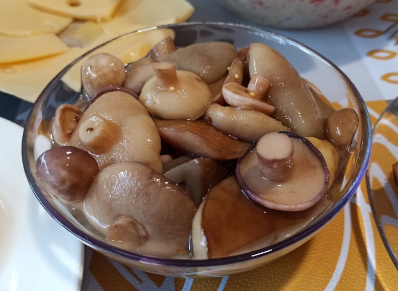 Грузди черные маринованные