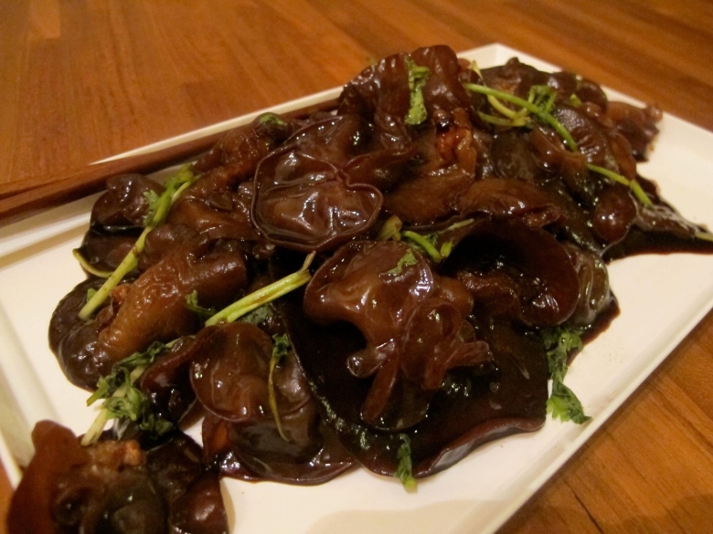 Черный древесный гриб муэр