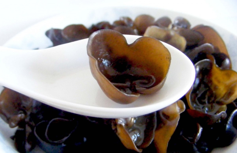 Черный древесный гриб муэр