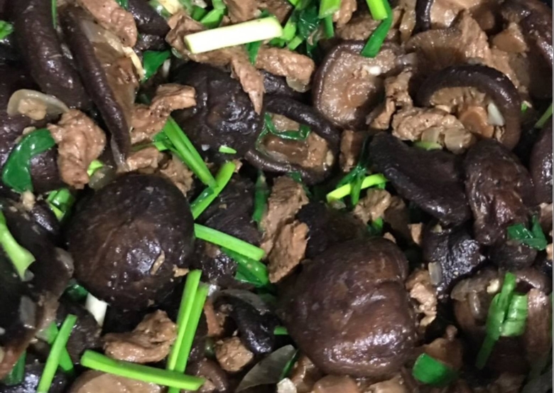 Черный древесный гриб муэр