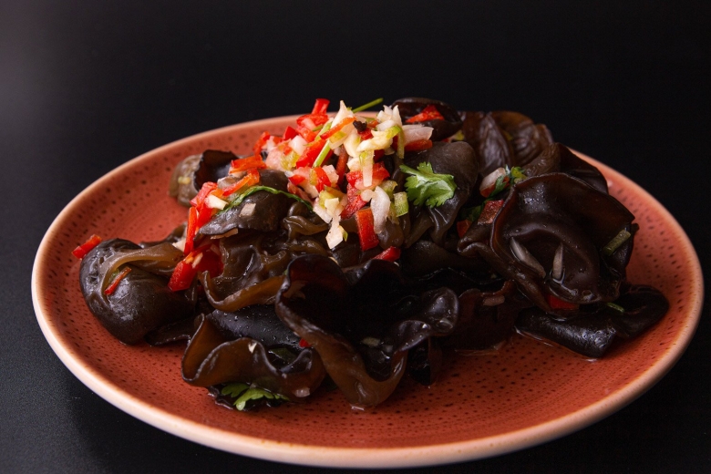 Черный древесный гриб муэр