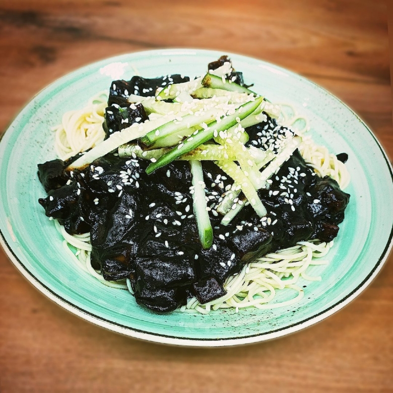 Чачжанмен из чего