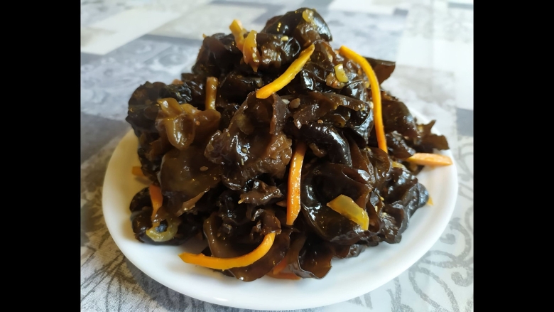 Черный древесный гриб муэр