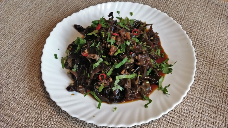 Черный древесный гриб муэр