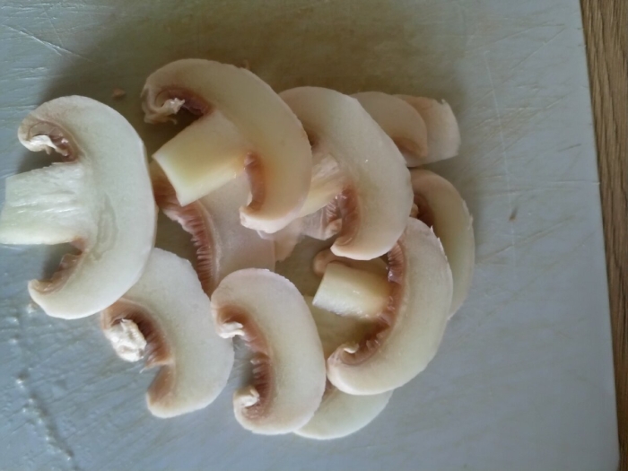 Грибы шампиньоны резаные 300г