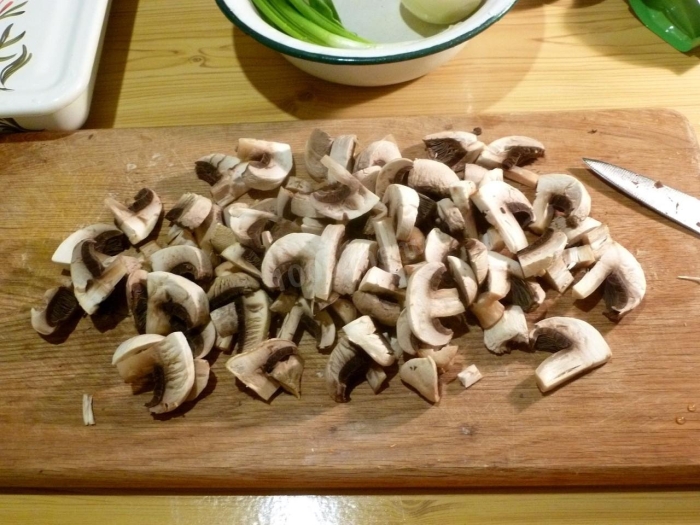 Шампиньоны нарезанные чесночком
