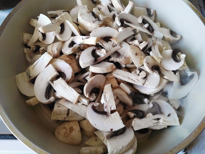 Шампиньоны порезанные