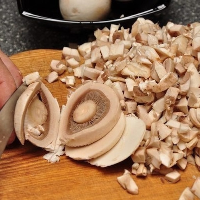 Нужно ли чистить шампиньоны перед приготовлением