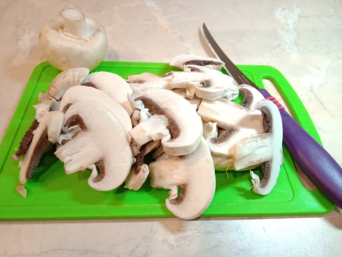 Грибы нарезать слайсами