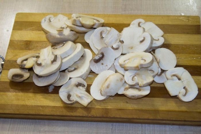 Шампиньоны ломтиками