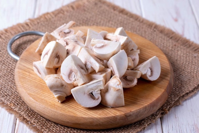 Нарезанный четвертинками