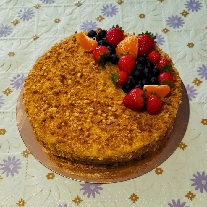 Медовик украшенный ягодами