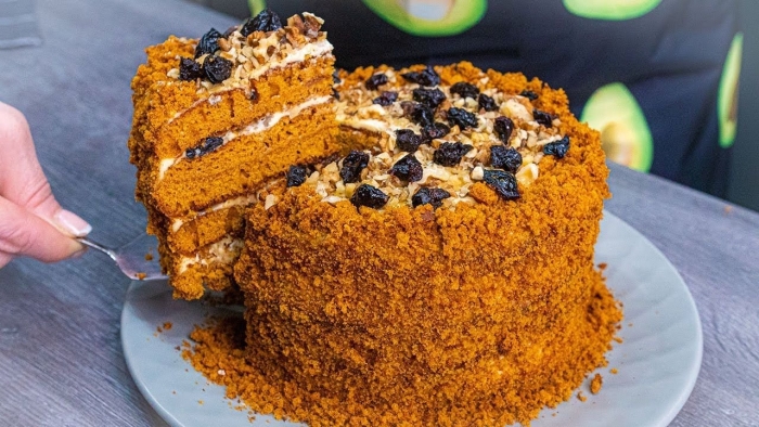 Торт медовик с черносливом