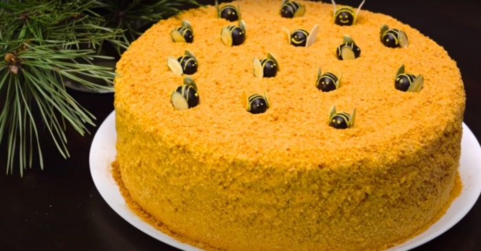 Торт медовик с пчелами