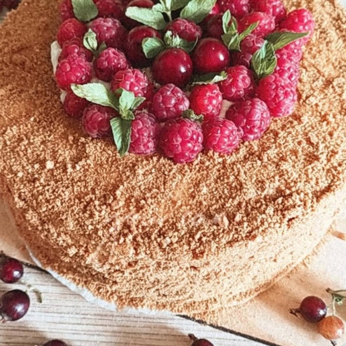 Медовик с малиной