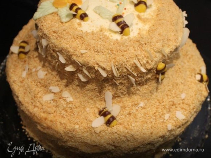 Торт медовик с пчелками