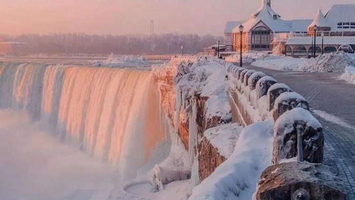 Замерзший ниагарский водопад