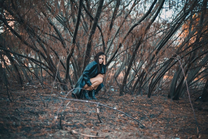 Девушка на дереве