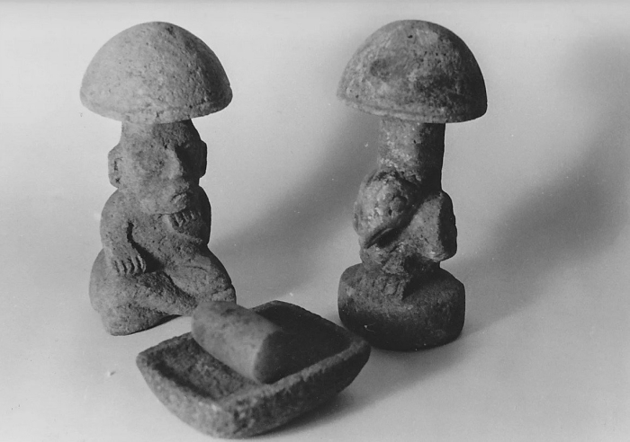 Каменные статуэтки грибов ацтеки