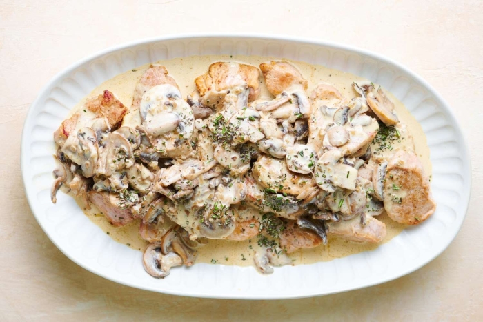 Свиная вырезка с грибами в сливочном соусе