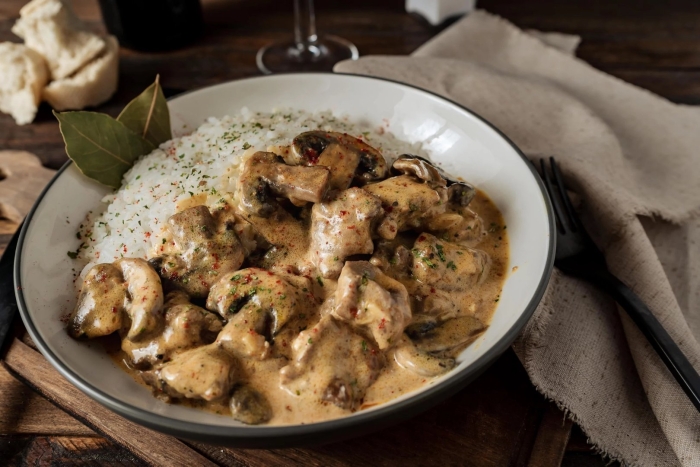 Телятина в сливочно грибном соусе