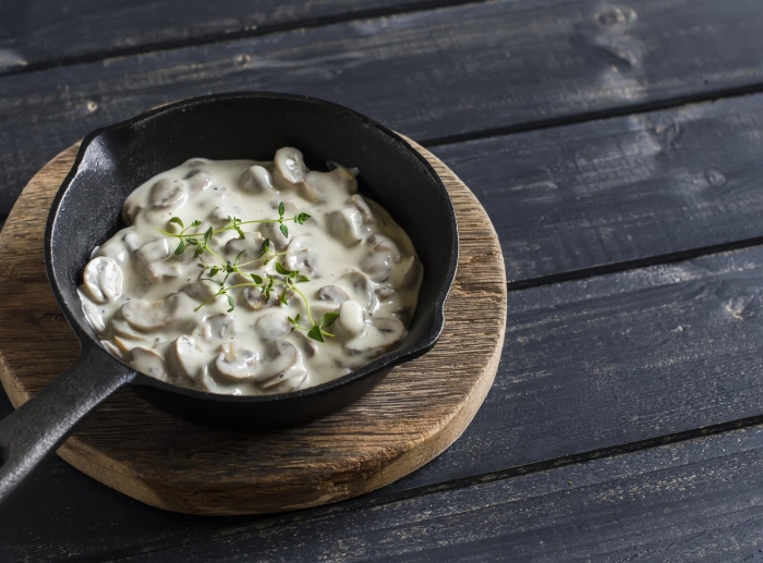 Шампиньоны со сметаной на сковороде