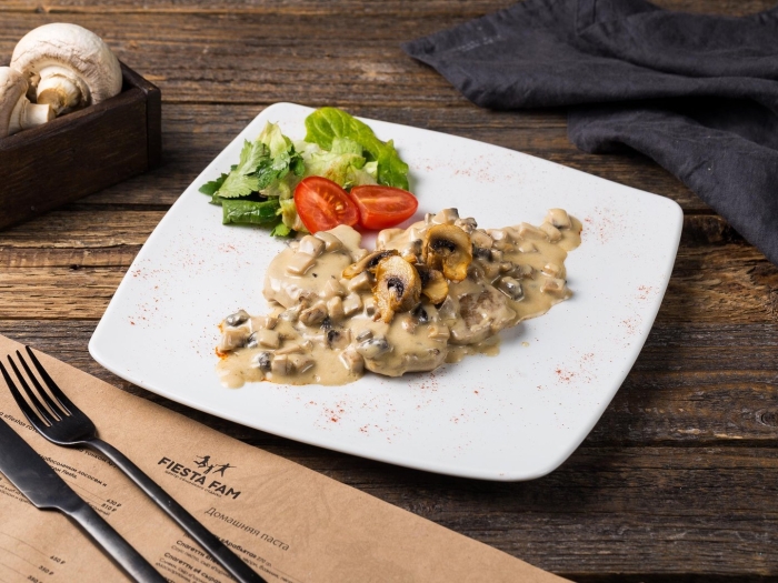 Свинина в сливочно грибном соусе