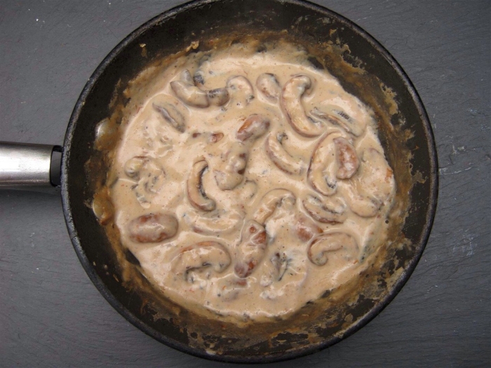 Бефстроганов из печени со сметаной