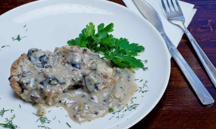 Свинина под сливочно грибным соусом