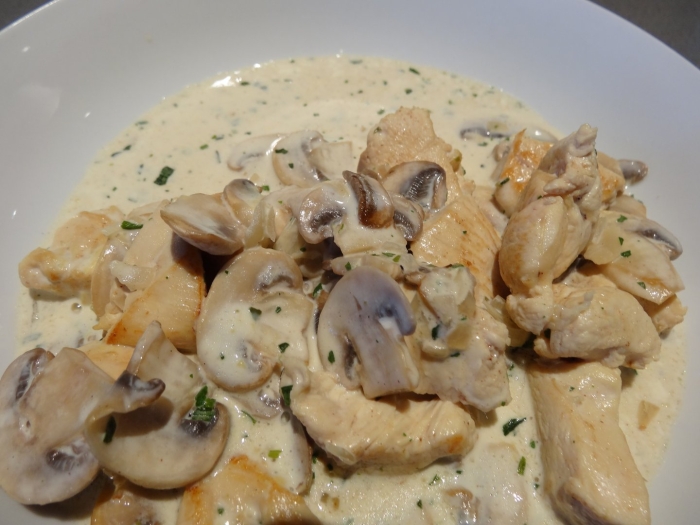 Курица с грибами в сливочном соусе