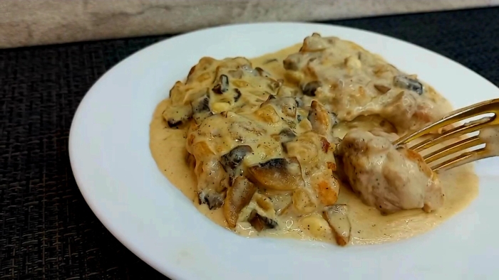 Куриный рулет с грибным соусом