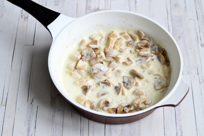 Жульен с рисом курицей и грибами в духовке