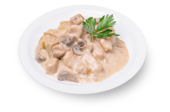 Филе курицы с грибами в сметанном соусе на сковороде
