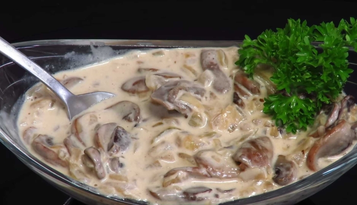 Грибной соус из шампиньонов со сметаной