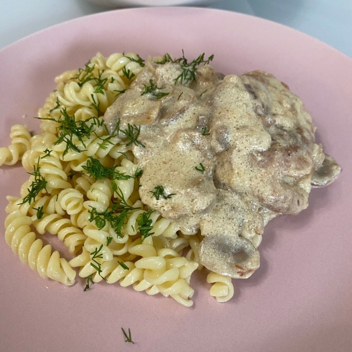 Бефстроганов из свинины в сметанном соусе с грибами