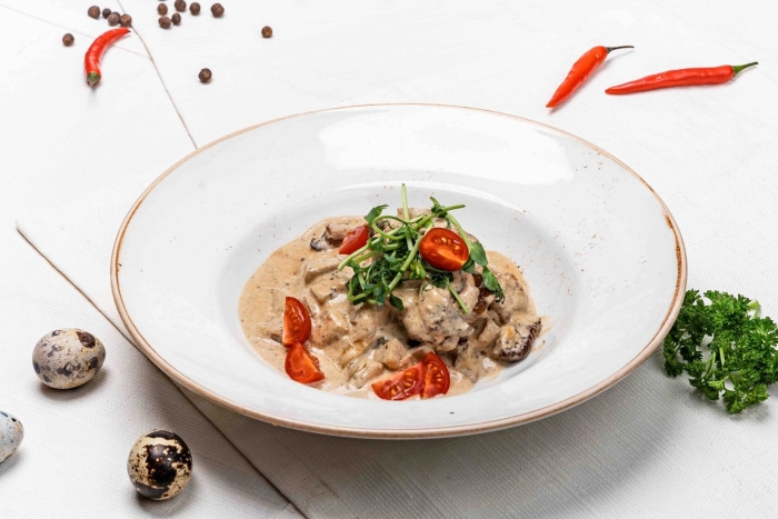 Медальоны из свинины с грибным соусом