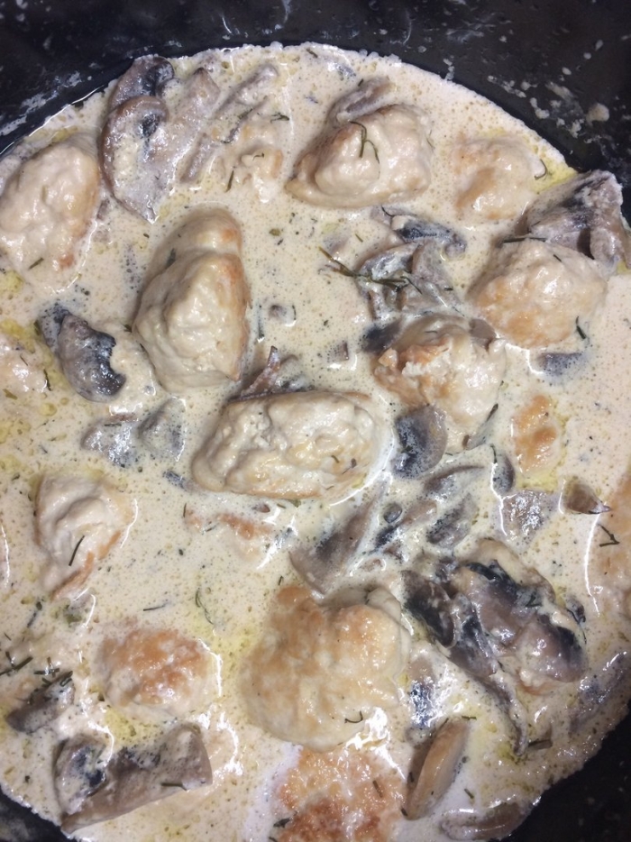 Фрикадельки в сливочно грибном соусе