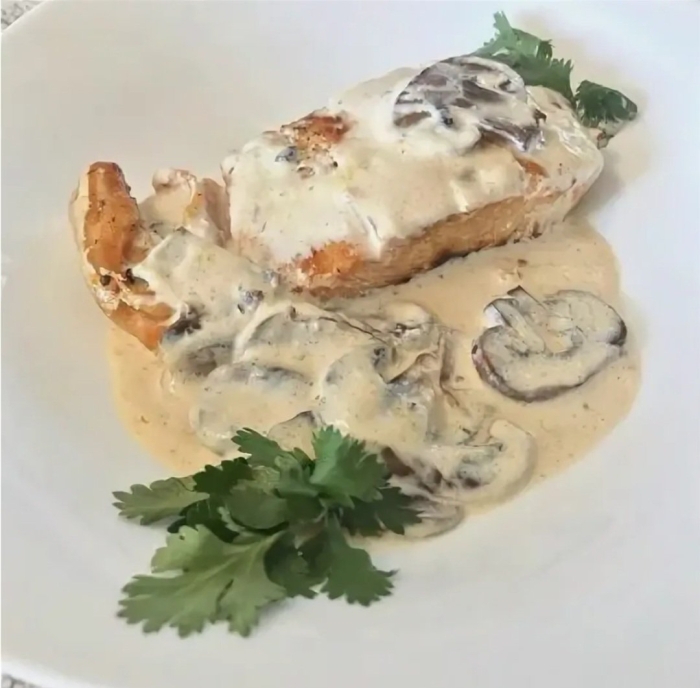 Куриная грудка в сливочно грибном соусе