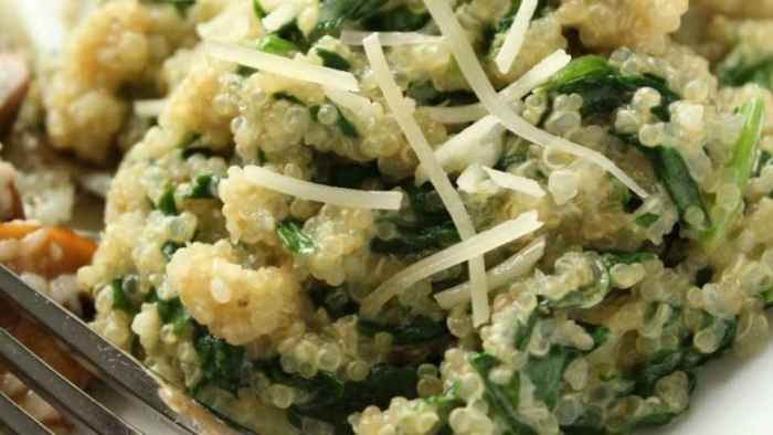 Киноа со шпинатом