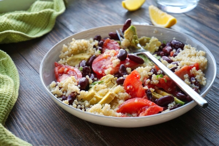 Салат с киноа и фасолью