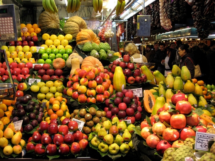 Выкладка овощей и фруктов на рынке