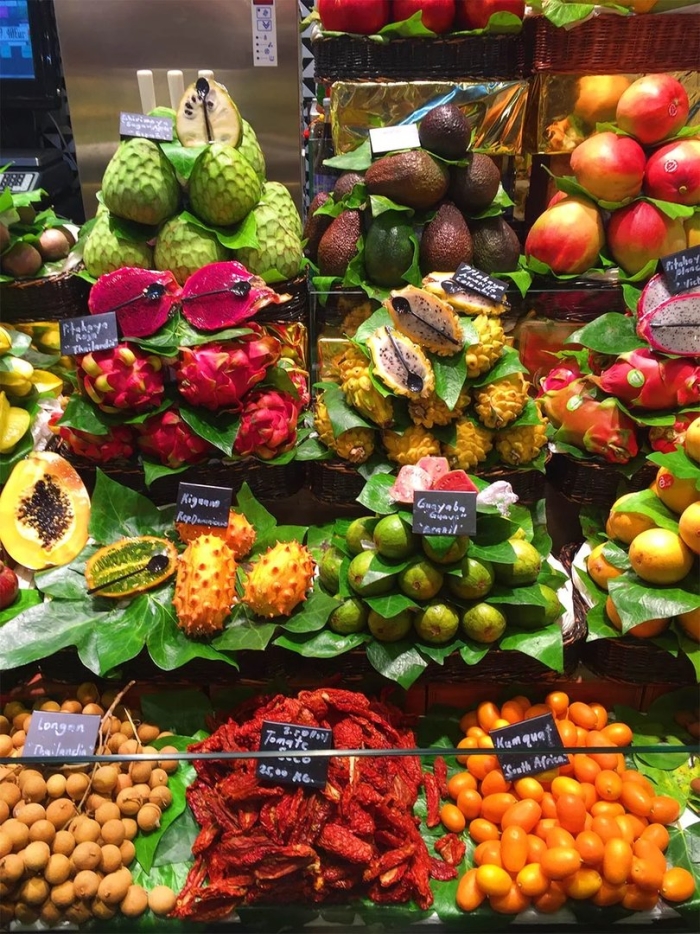 Экзотические фрукты на рынке