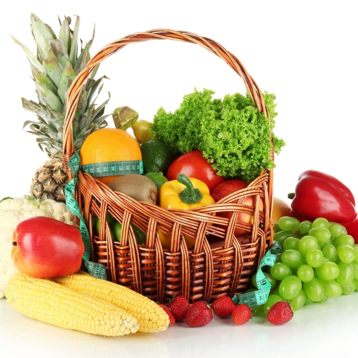 Корзина с фруктами и овощами