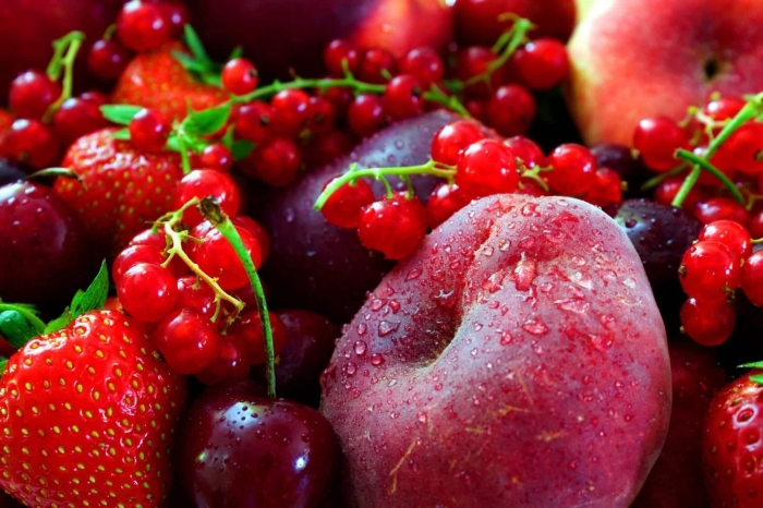 Красные фрукты и ягоды