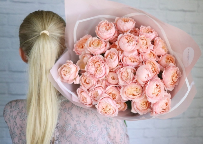 Кустовая пионовидная роза