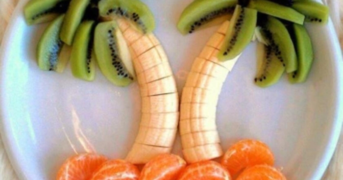 Пальма из фруктов на тарелке