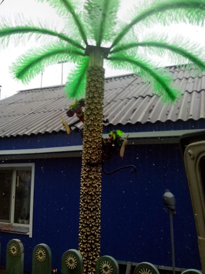 Пальма из бутылок