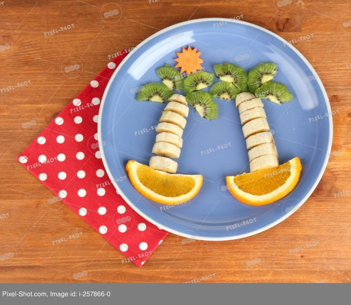 Пальма из фруктов на тарелке